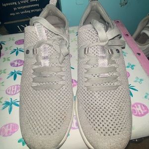 UGGS. Like New. Sz 9